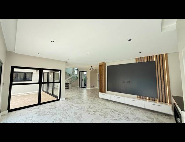 5 BEDROOM HOUSE FOR SALE IN MIDSTREAM HEIGHTS